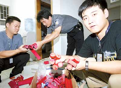 私章'量身訂做' 記者隨警伏擊抓'大魚(yú)'(圖)-新聞中心 代理代辦